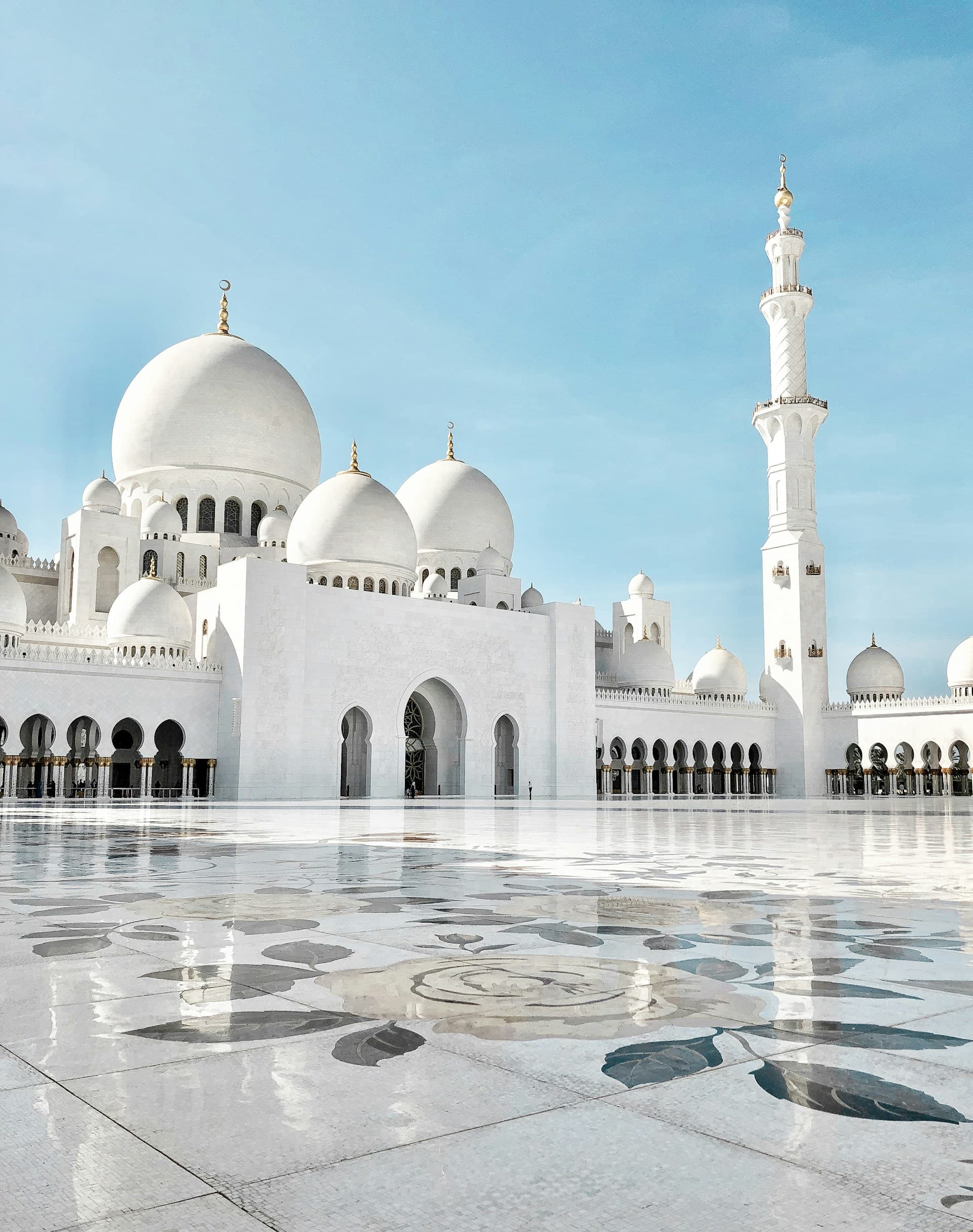 Masjid berkubah putih dengan langit biru cerah