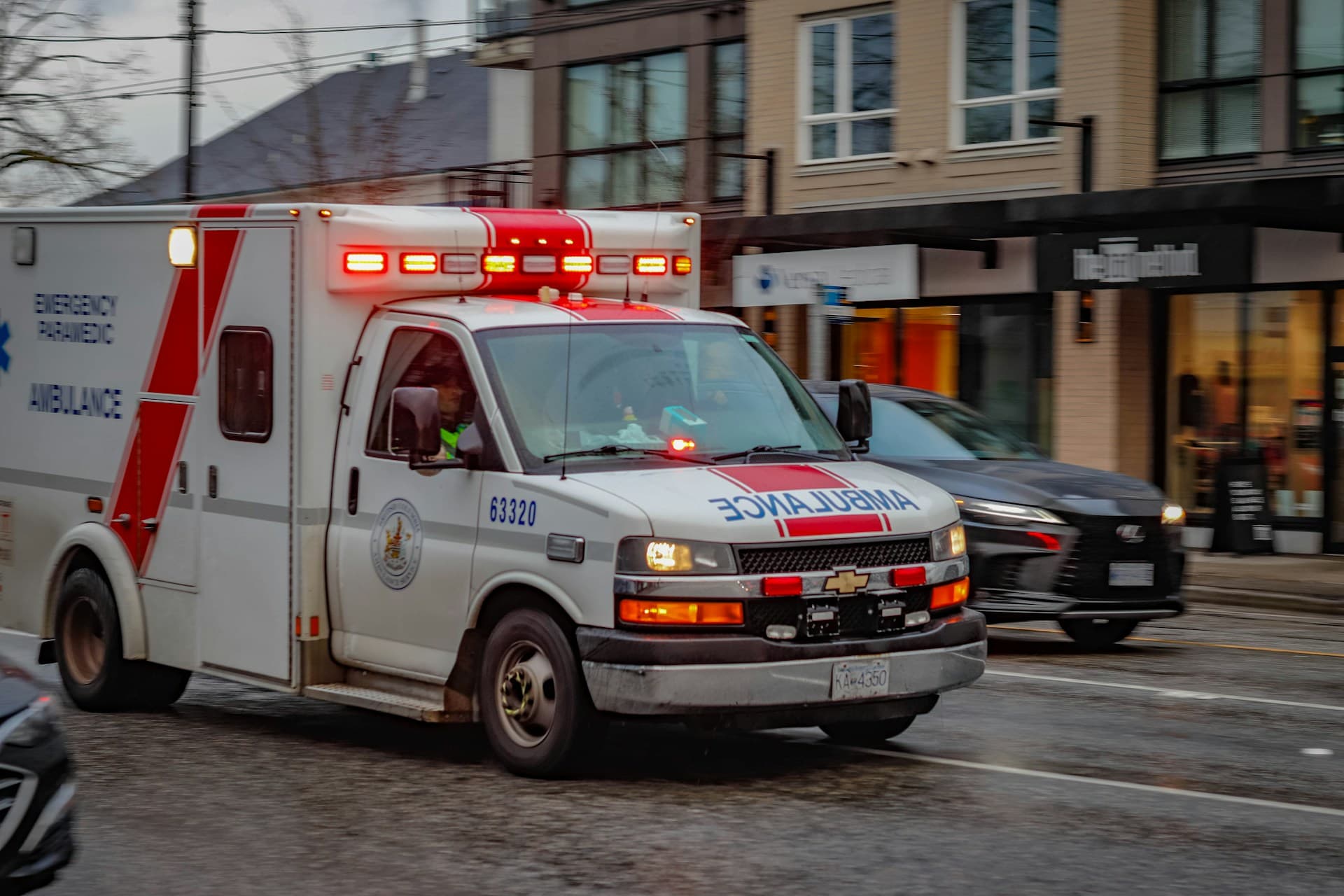 Mobil ambulans melaju dengan lampu darurat menyala