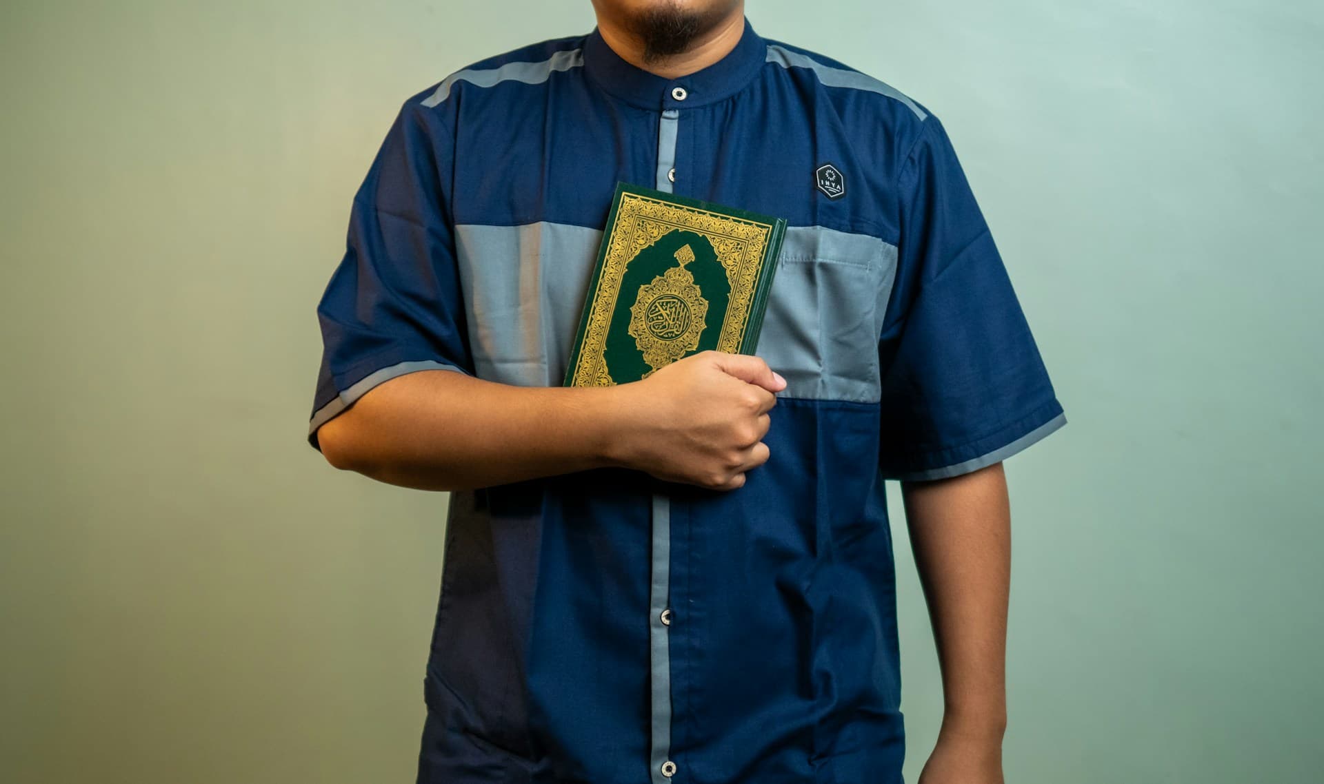 Seorang muslim mendekap mushaf Al-Quran