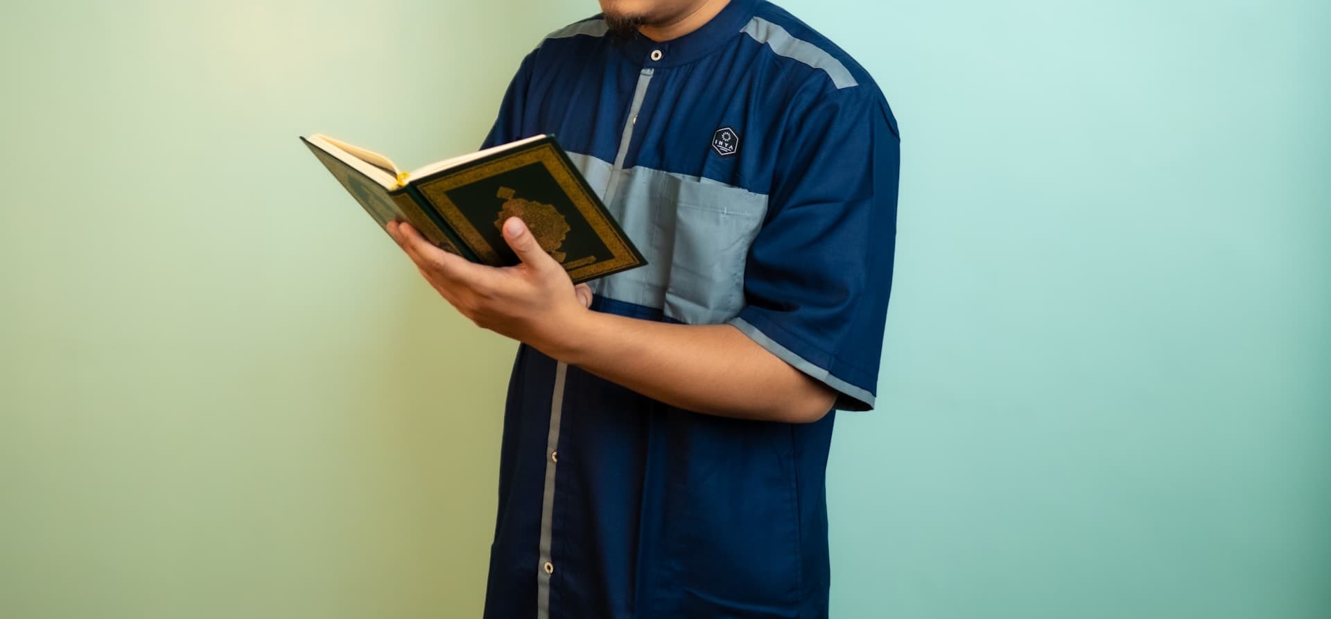 Seorang muslim berdiri membaca Al-Quran