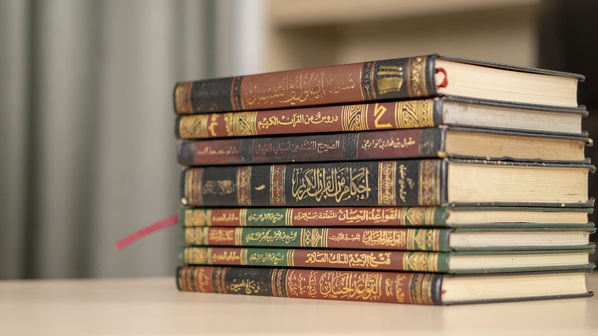 Tumpukan kitab berbahasa Arab di atas meja