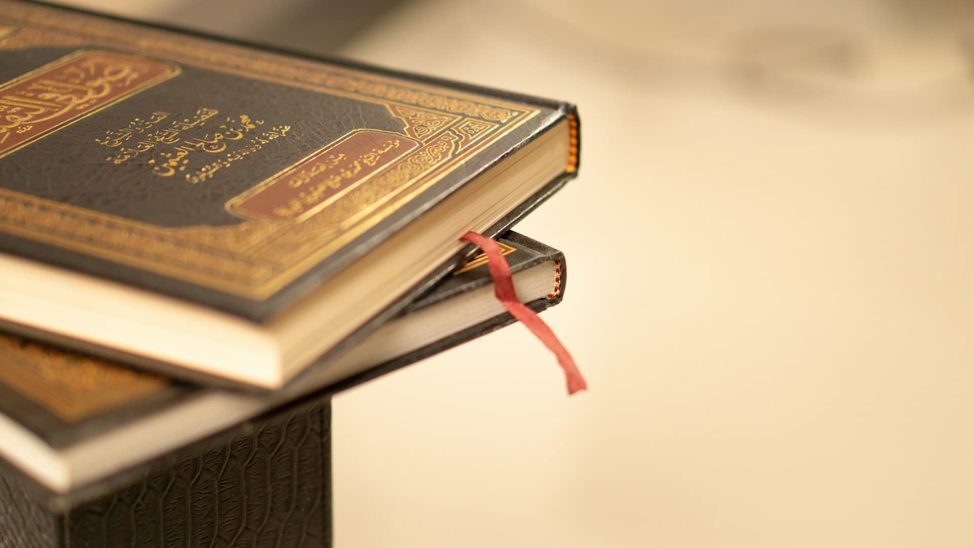 Dua mushaf Al-Quran tertutup di atas meja