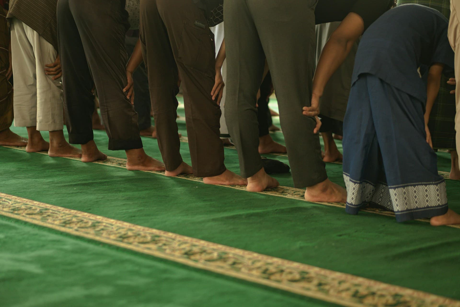 Barisan kaki jamaah yang rapat saat salat berjamaah