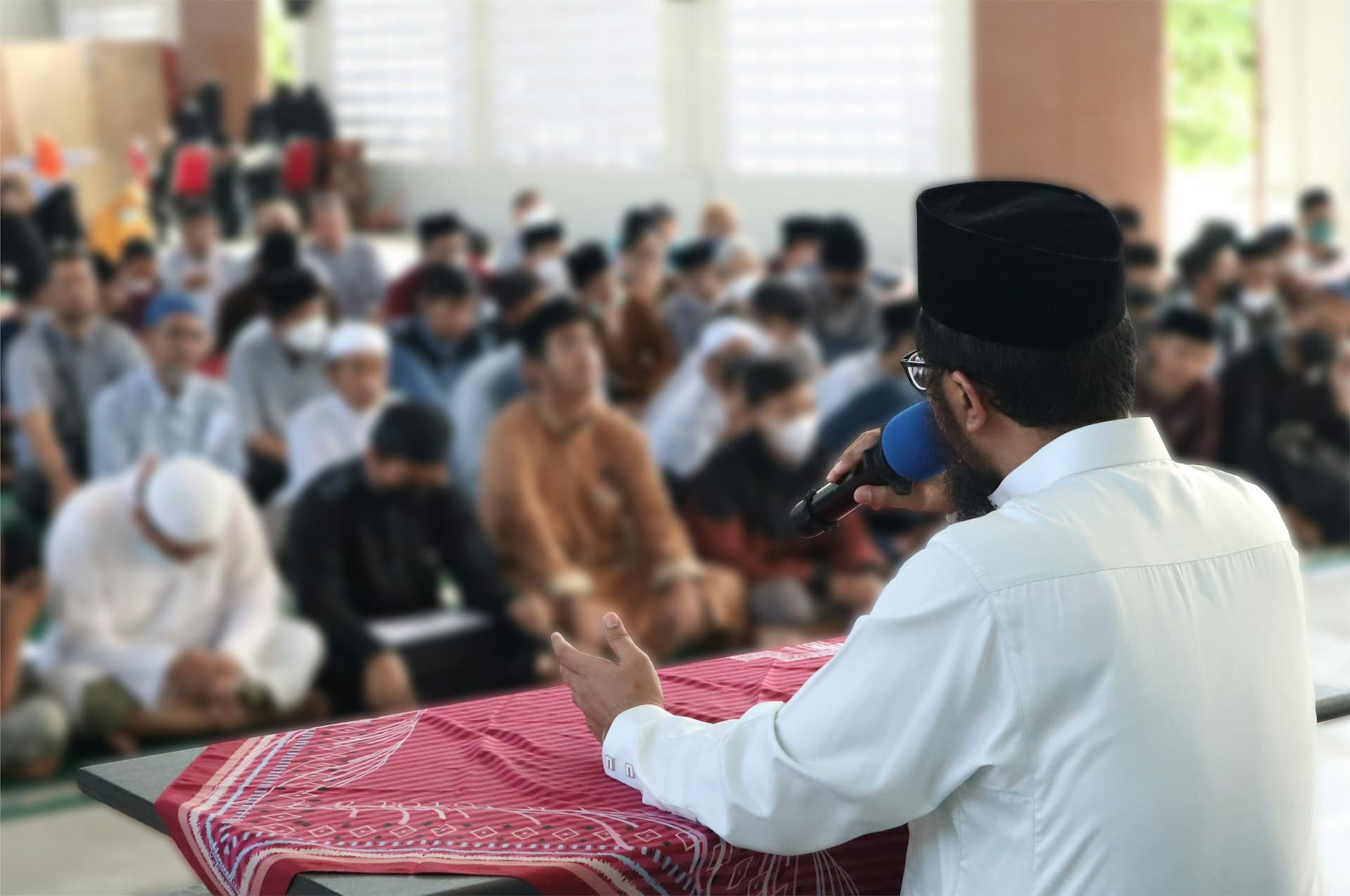 Seorang ustadz menyampaikan ceramah di hadapan jamaah