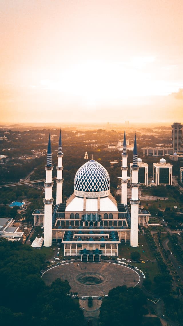 Masjid berkubah biru dilihat dari udara saat matahari terbenam